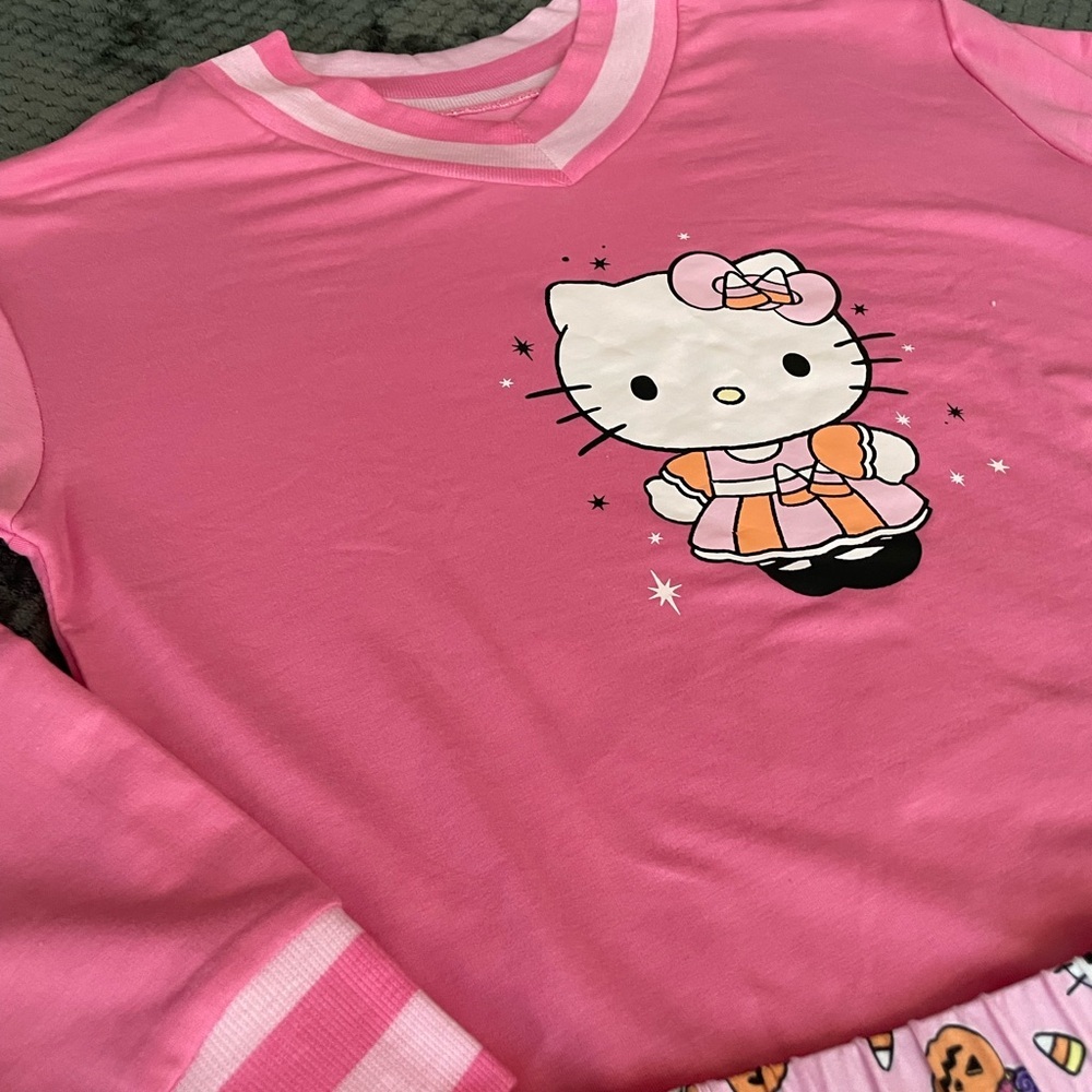 NWT•Sanrio Hello Kitty Fall Theme Pajama Set. Small (pit to pit 20.5 in) - Picture 7 of 12